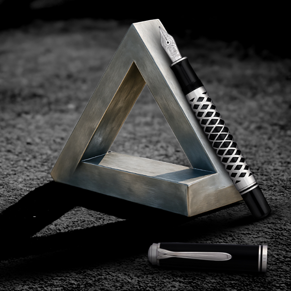 PELIKAN M805 METAL SLEEVE FOUNTAIN PEN LIFESTYLE