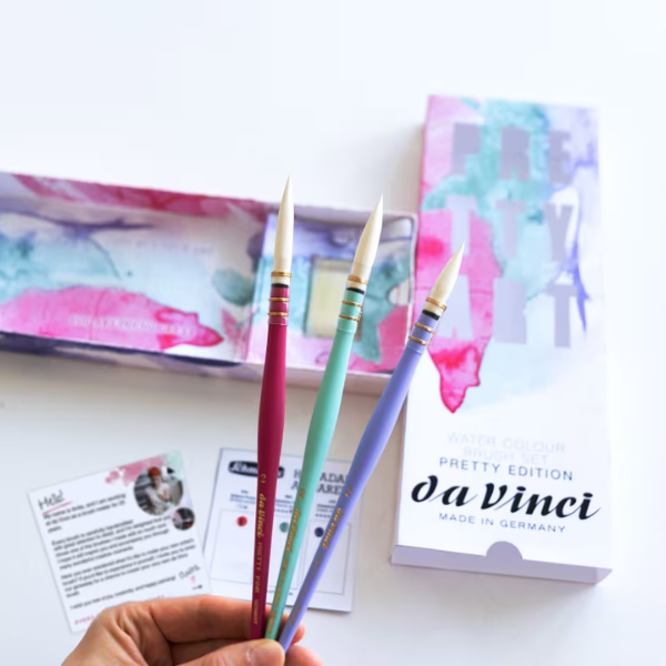 PRETTY Synthetic Squirrel Watercolour Brushes - da Vinci art set brushes in hand